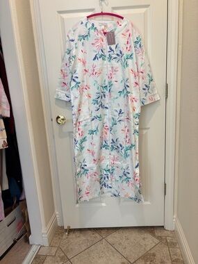 Miss Elaine Floral Robe Size M NWT